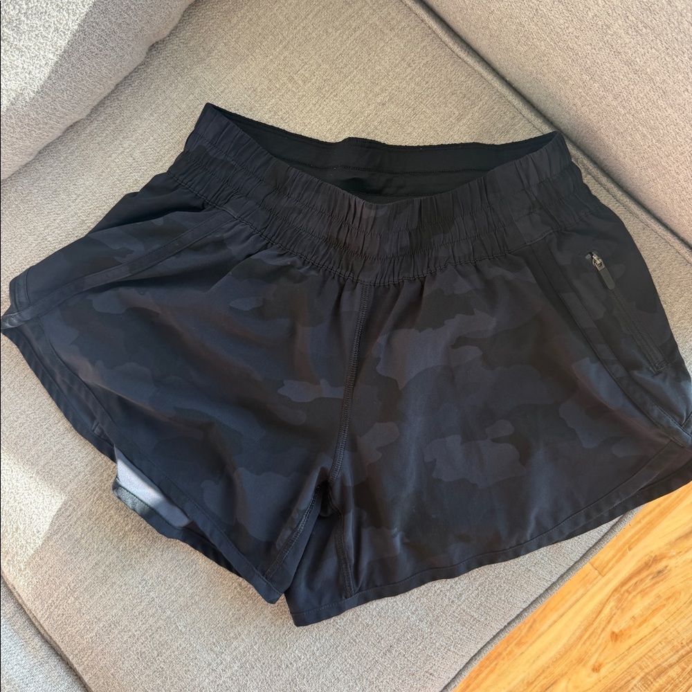 Lululemon track that short size 8, 2.5” inseam